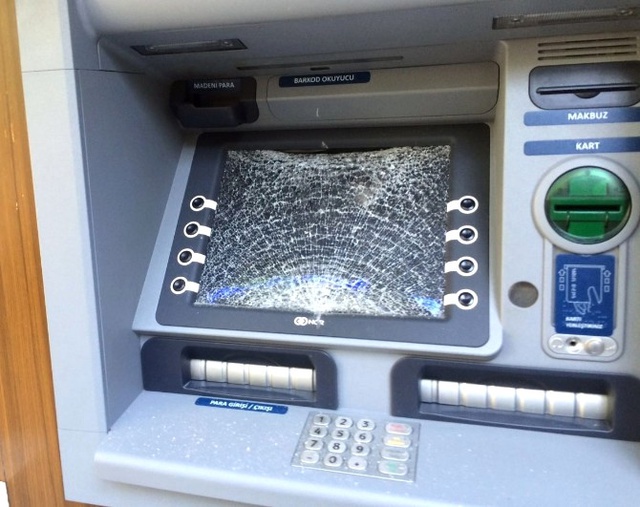 Dolandırılınca Hırsını ATM'den Aldı