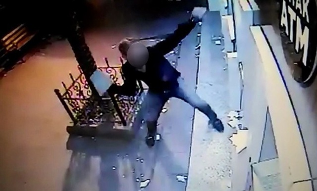 Dolandırılınca Hırsını ATM'den Aldı