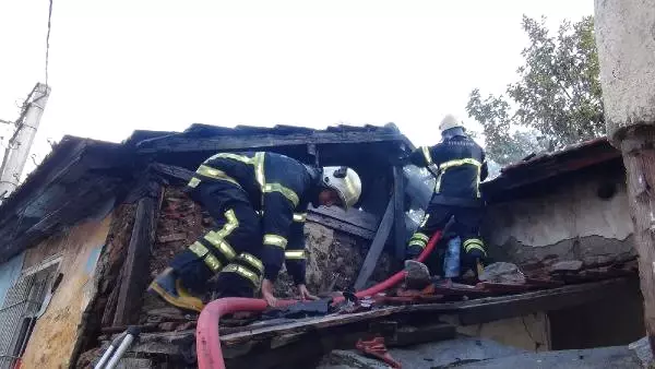 Yangında Uyuyan Aileyi Güvenlik Görevlisi Uyandırdı