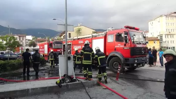 Yangında Uyuyan Aileyi Güvenlik Görevlisi Uyandırdı