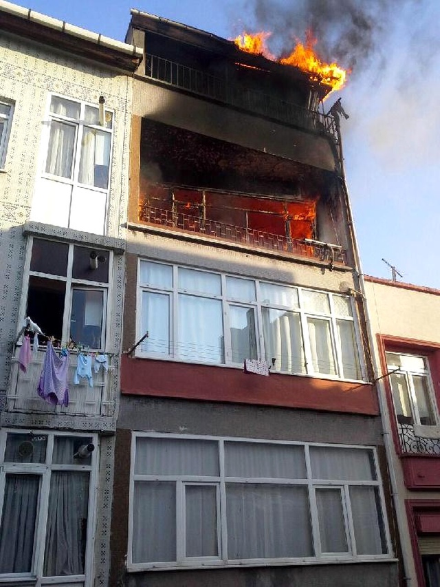 Yedikule'de Apartmanda Yangın Paniği