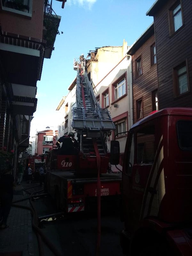 Yedikule'de Apartmanda Yangın Paniği