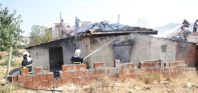 Ev Yandı, Kiracı ve Ev Sahibinin Yakınları Birbirine Girdi