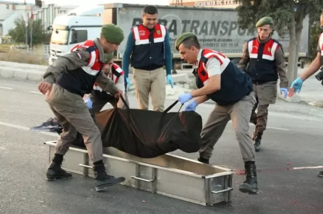 Edirne'de Feci Kaza! Üzerinden 1 Otobüs, 4 Araç Geçti