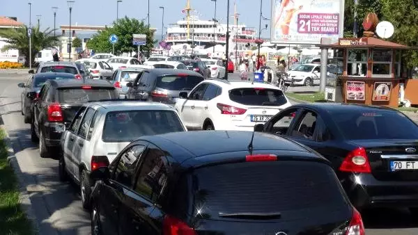 Çanakkale'de Feribot Kuyruğu 2 Kilometreye Ulaştı