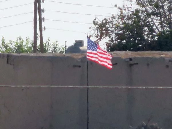 PYD, Telabyad'da Evlerin Çatısına ABD Bayrakları Astı