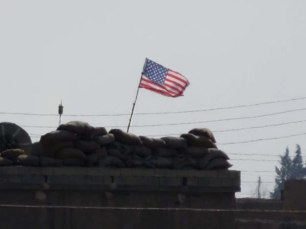 PYD, Telabyad'da Evlerin Çatısına ABD Bayrakları Astı