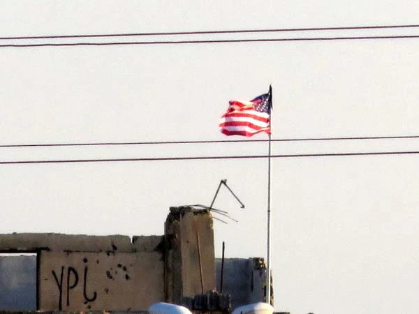 Telabyad Gümrük Binasına da ABD Bayrağı Asıldı