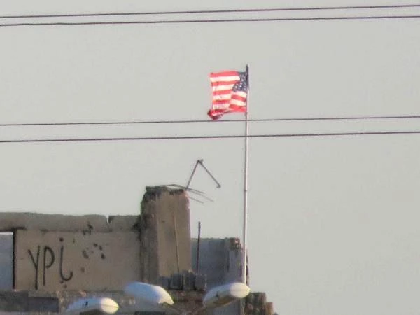 Telabyad Gümrük Binasına da ABD Bayrağı Asıldı