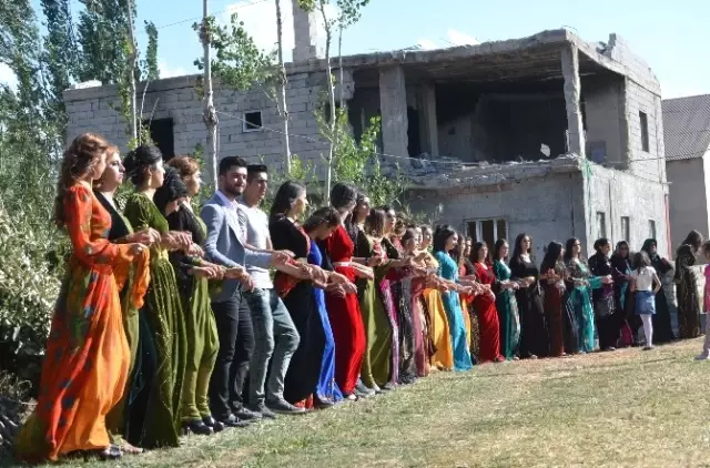 Hakkari'de Yıkıntılar Arasında Düğün Yaptılar