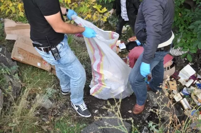 Kars'ta Dere Kenarında FETÖ Elebaşına Ait Çok Sayıda Kitap Bulundu