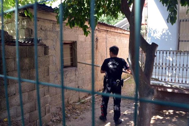 Aranan Şüpheli Önce Polisi Yaraladı, Sonra Kendi Vücudunu Kesti