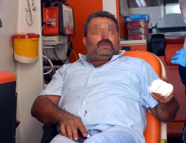 Aranan Şüpheli Önce Polisi Yaraladı, Sonra Kendi Vücudunu Kesti