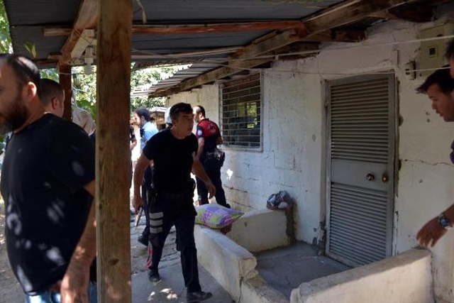 Aranan Şüpheli Önce Polisi Yaraladı, Sonra Kendi Vücudunu Kesti