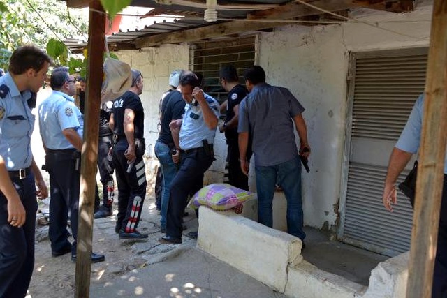 Aranan Şüpheli Önce Polisi Yaraladı, Sonra Kendi Vücudunu Kesti