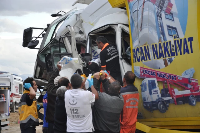 Afyonkarahisar'da Zincirleme Trafik Kazası: 3 Ölü, 5 Yaralı