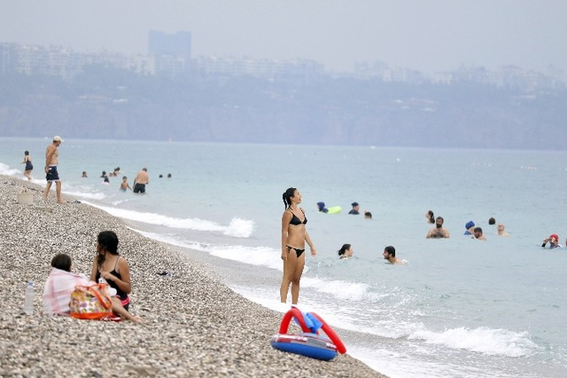 Antalya'da Turistler Yağmurda Deniz Keyfi Yaptı