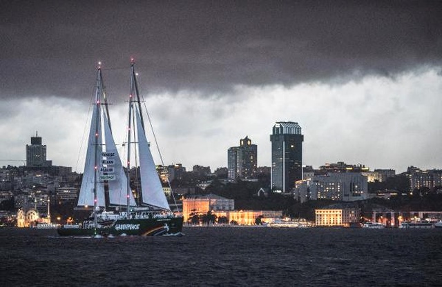 Greenpeace'in Rainbow Worrior Gemisi İstanbul Boğazı'nda
