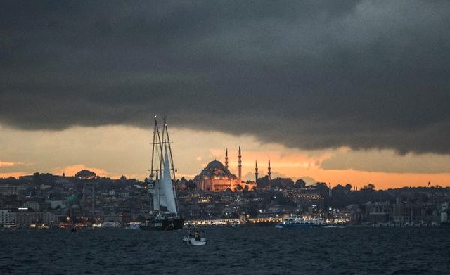 Greenpeace'in Rainbow Worrior Gemisi İstanbul Boğazı'nda