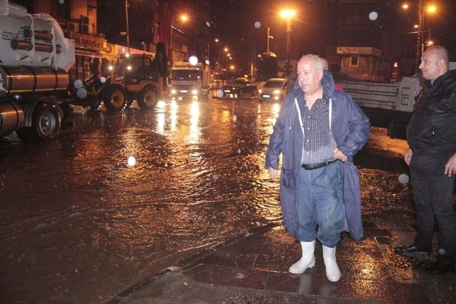 Çılgına Dönen Esnaflar, Ekipler Gelmeden Başkanı Göndermedi