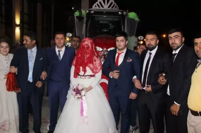 Damat Çiftçi Olunca Traktörü Gelin Aracı Yaptı