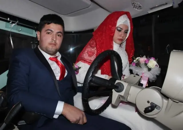 Damat Çiftçi Olunca Traktörü Gelin Aracı Yaptı