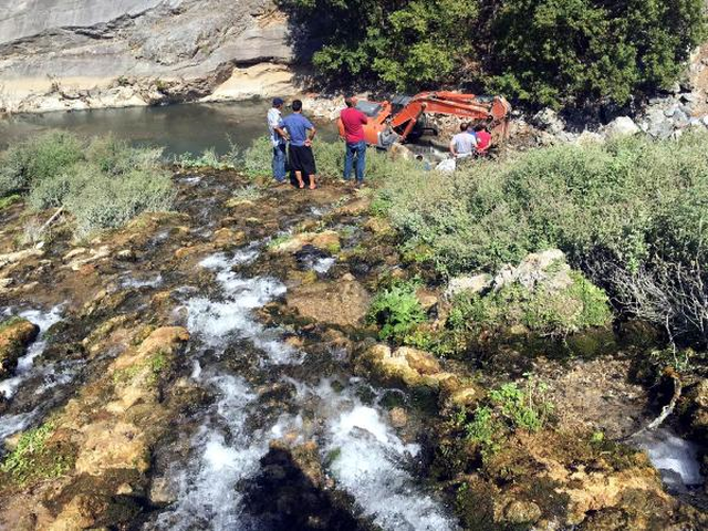 Şelaleye Düşen Oğlunu Kurtarmak İçin Suya Giren Baba Bulunamadı