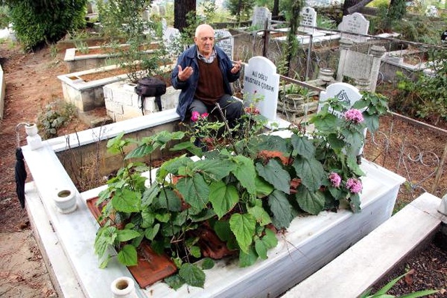 Ölmeden Eşinin Mezarının Yanına Mezarını Yaptırdı