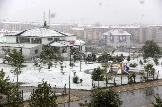 Erzurum Kent Merkezine Mevsimin İlk Karı Yağdı