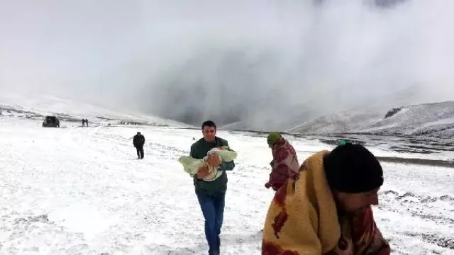 Ardahan'da Kar Nedeniyle Yaylada Mahsur Kalan 30 Kişi Kurtarıldı