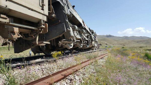 Van'da Yük Trenine PKK Bombayla Saldırdı