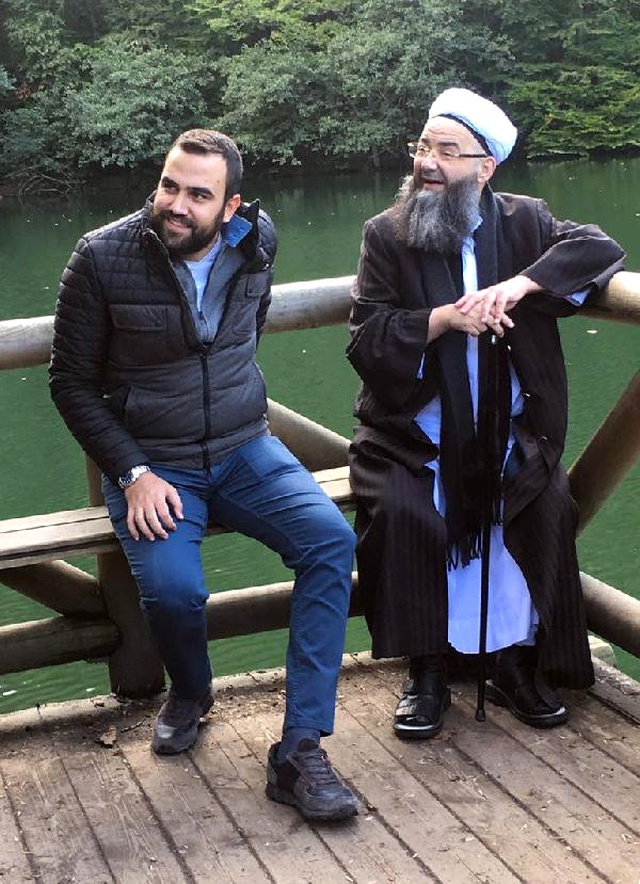 Yedigöller'de Cübbeli Sürprizi! Gören Yanına Geldi