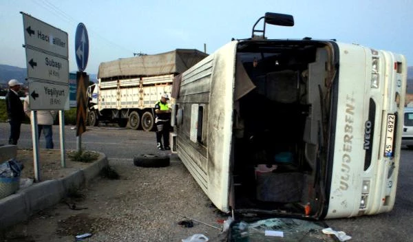 Alaşehir'de Tarım İşçilerini Taşıyan Minibüs, Kamyon ile Çarpıştı: 31 Yaralı