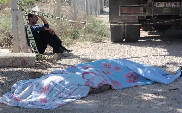 Adana'da Kamyonetin Altına Giren Motosikletteki İki Kişi Öldü