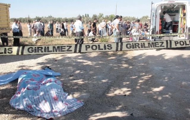 Adana'da Kamyonetin Altına Giren Motosikletteki İki Kişi Öldü