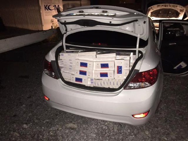 Van'da Kaçak Sigara Operasyonu! Aracın Kapısını Açan Polis Şaştı Kaldı