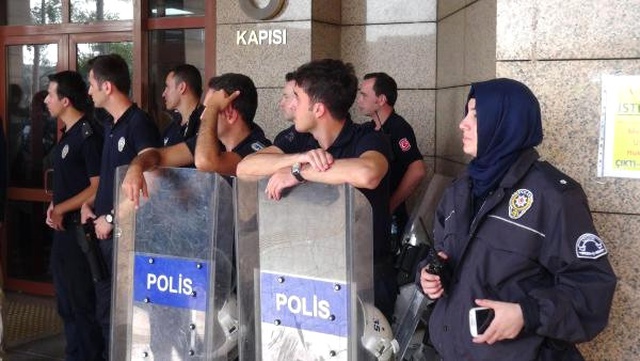 Başörtülü Kadın Komiser İlk Kez Görüntülendi