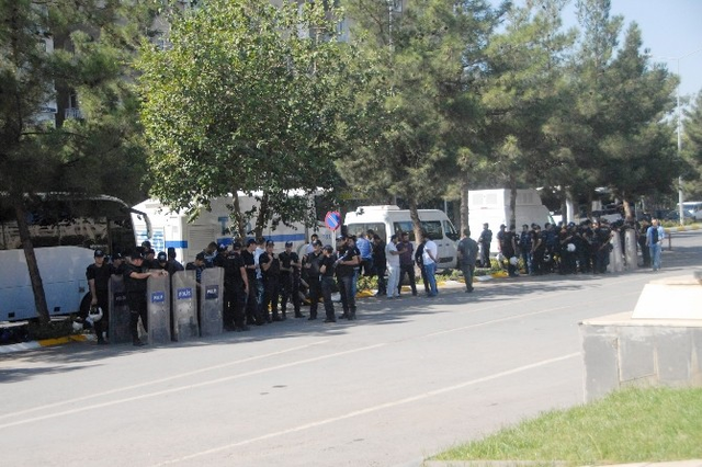 DBP'lilerle Polis Arasında 'İç Mekan, Dış Mekan' Polemiği