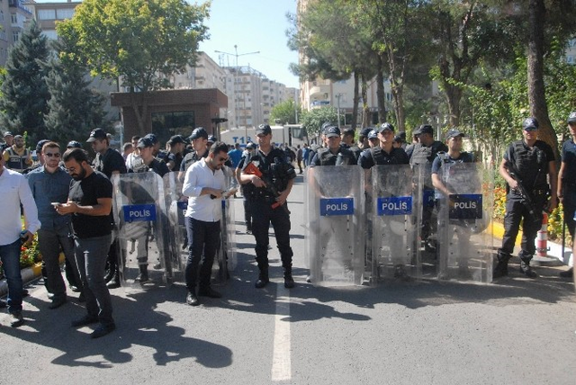 DBP'lilerle Polis Arasında 'İç Mekan, Dış Mekan' Polemiği