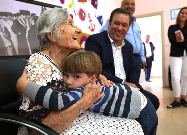 Sabiha Öğretmene 101'inci Yaşında Bucalı Öğrenciler Doğum Günü Sürprizi Yaptı