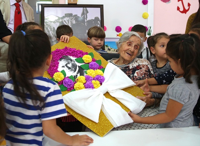 Sabiha Öğretmene 101'inci Yaşında Bucalı Öğrenciler Doğum Günü Sürprizi Yaptı