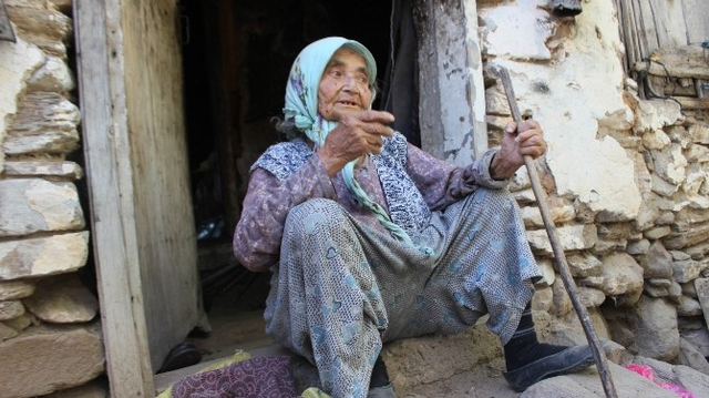 Yaşlı Kadının Dağda Çile Dolu Hayatı