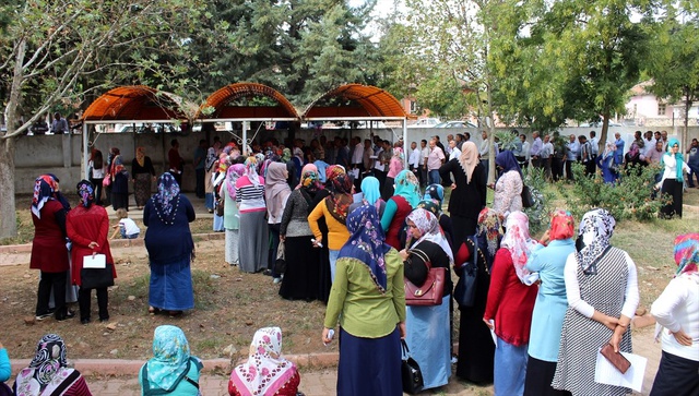 Hatay'da 45 Kişilik İşe 700 Kişi Başvurunca İzdiham Yaşandı