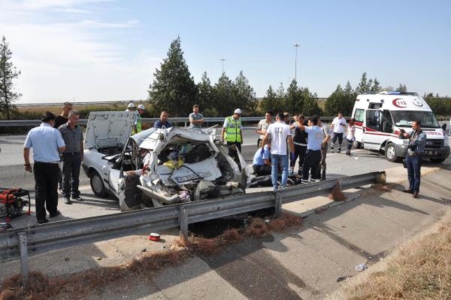 Otoyolda Geri Giden Otomobile TIR Çarptı: 2 Ölü, 3 Yaralı