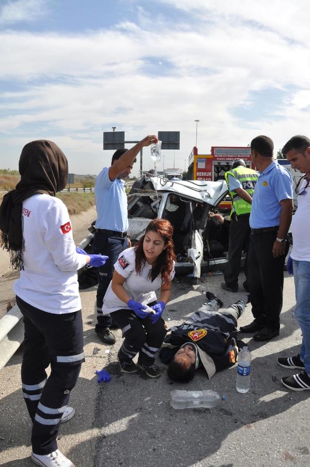 Otoyolda Geri Giden Otomobile TIR Çarptı: 2 Ölü, 3 Yaralı