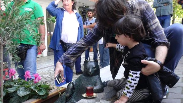 Ziverbey'in Ünlü Kedisi Tombili'nin Heykeli Dikildi