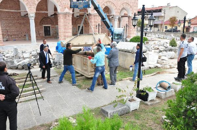 İznik'te Bulunan 1800 Yıllık Lahitin Kapağı Vinçle Açıldı