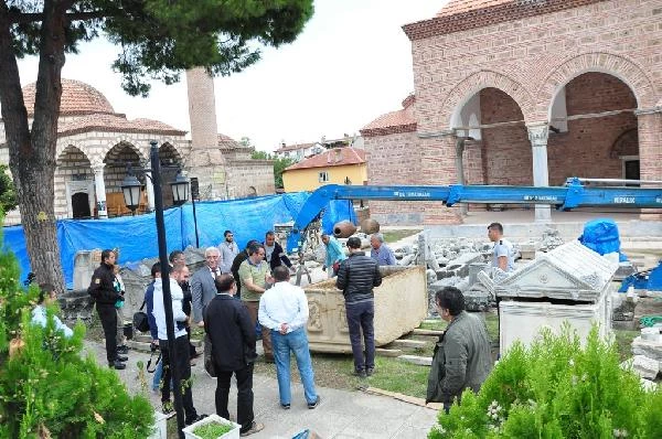 İznik'te Bulunan 1800 Yıllık Lahitin Kapağı Vinçle Açıldı