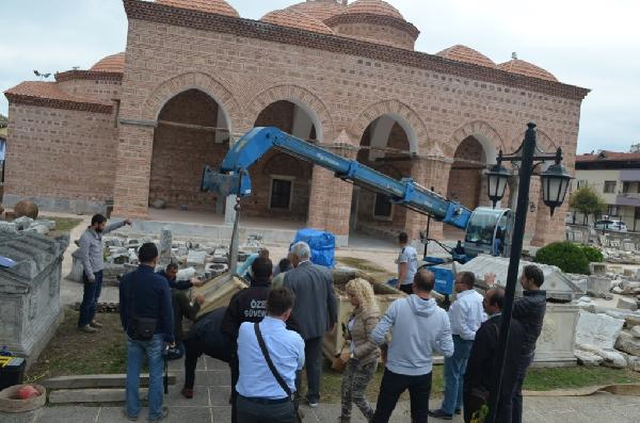 İznik'te Bulunan 1800 Yıllık Lahitin Kapağı Vinçle Açıldı