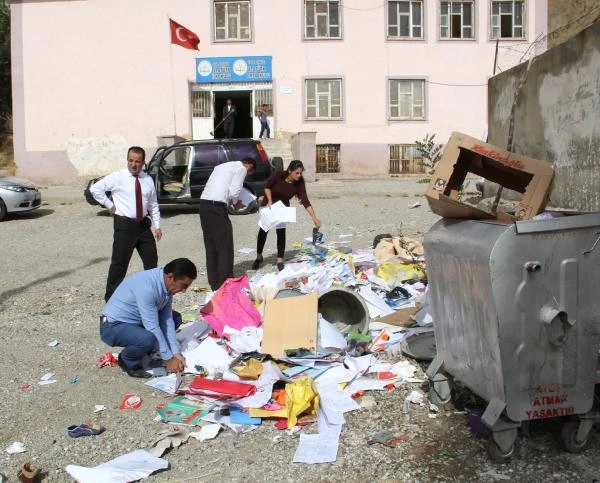 VanMilli Eğitim Müdürü, Ziyaret Ettiği Okulun Önündeki Çöpleri Topladı